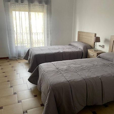 Apartamentos Leonor Баеза Екстериор снимка