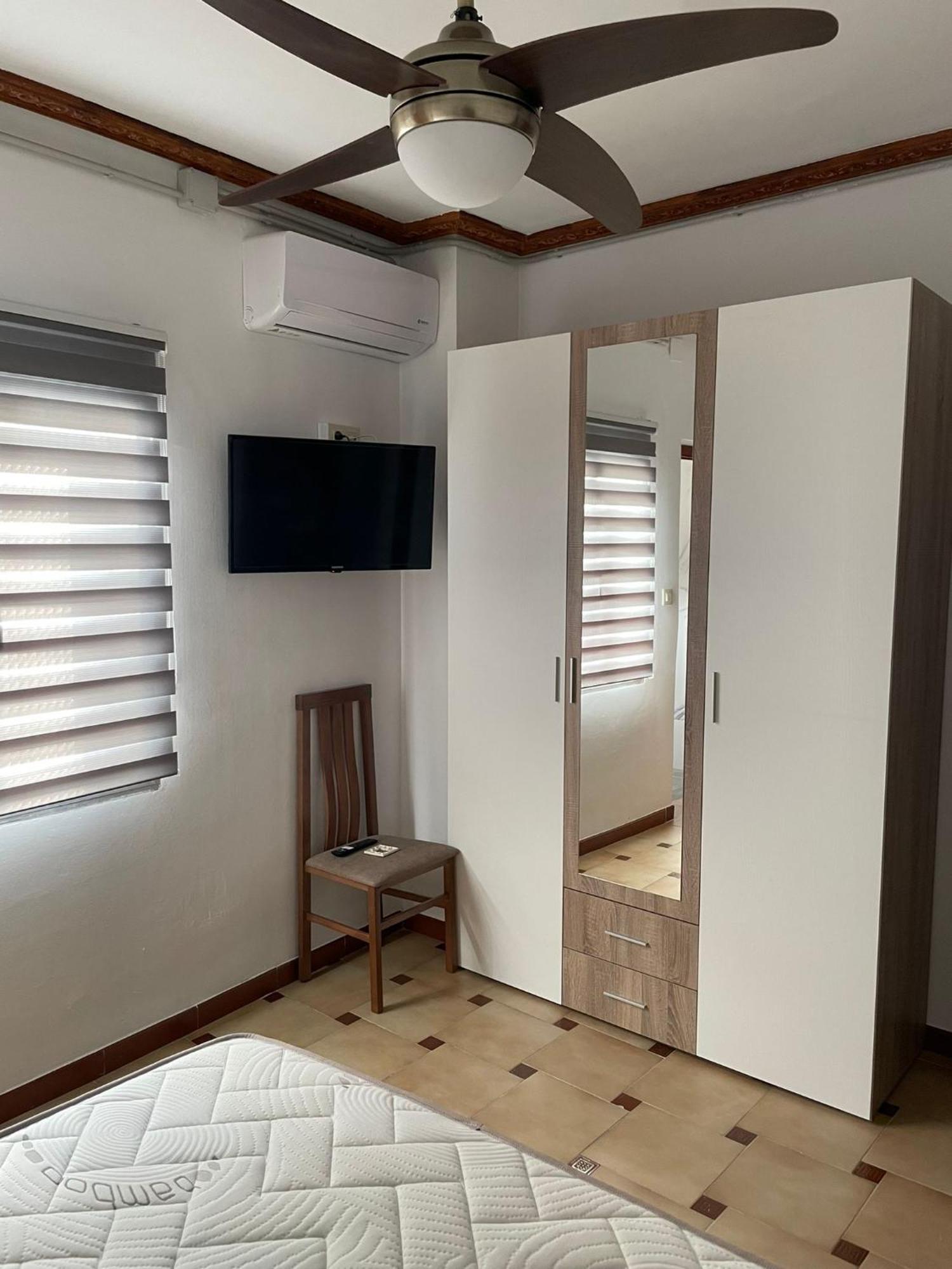 Apartamentos Leonor Баеза Екстериор снимка