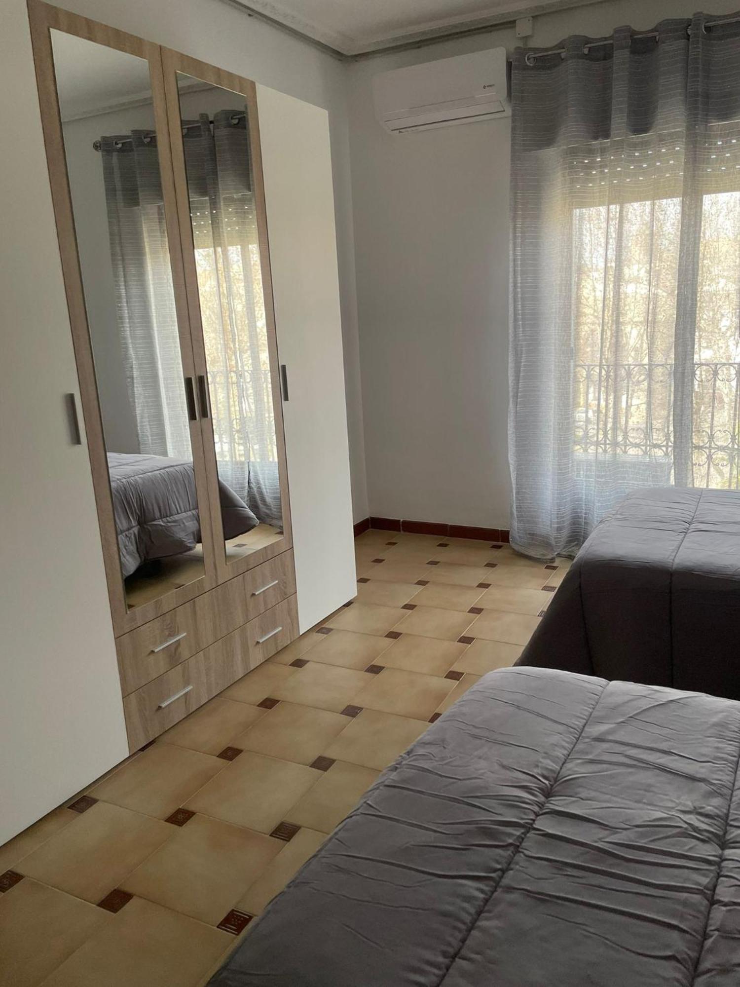 Apartamentos Leonor Баеза Екстериор снимка