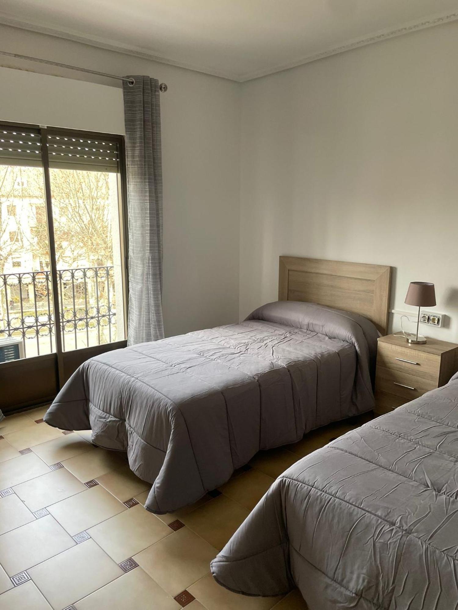 Apartamentos Leonor Баеза Екстериор снимка