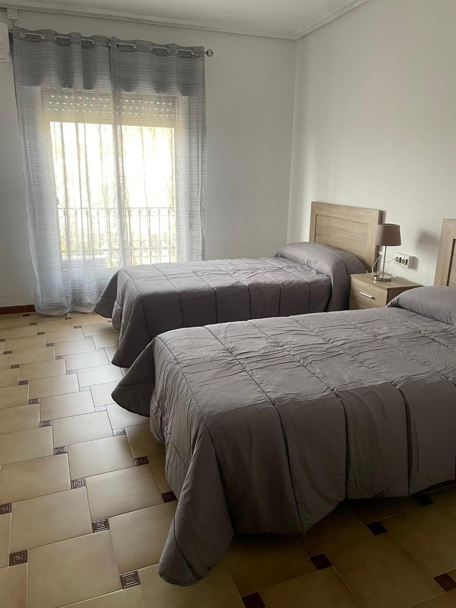 Apartamentos Leonor Баеза Екстериор снимка